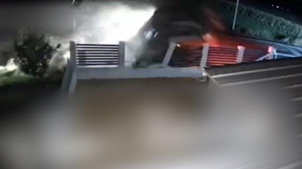 Momentul când un adolescent băut intră într-un cap de pod şi se răstoarnă de mai multe ori, în Bistriţa-Năsăud