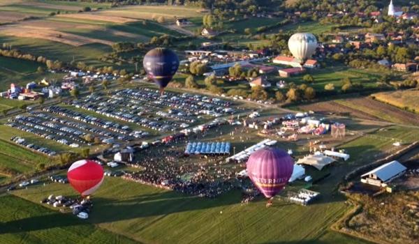 "Cappadocia" de România. Cât scot turiştii din buzunar pentru o plimbare cu balonul la noi în ţară