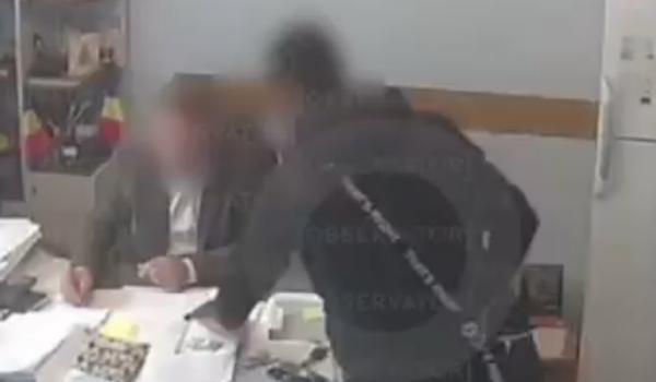 Şpagă cash, livrată la plic. Metoda preferată de primarul comunei Troianul, care dădea contracte pe bani