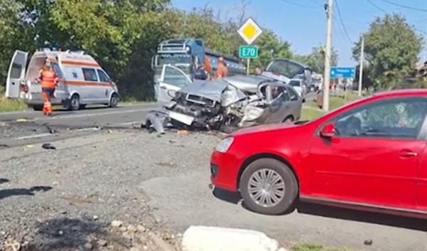 A murit lângă soţia sa, după ce maşina în care se aflau a intrat într-un TIR pe o şosea din Caraș-Severin