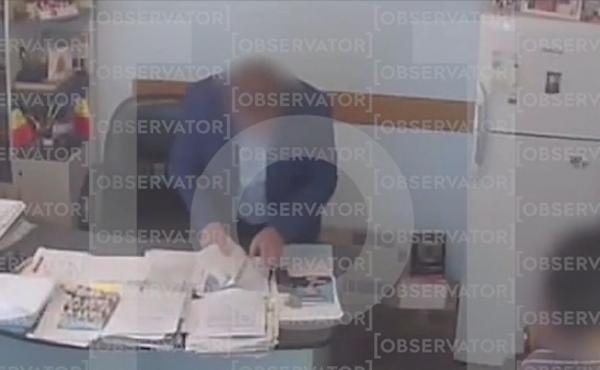 Momentul când primarul comunei Troianul din Teleorman primeşte şpagă la plic