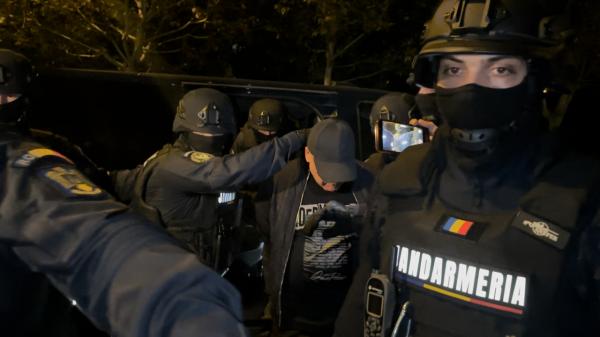 Gruparea de traficanți de droguri anihilată de DIICOT era ajutată şi de un funcţionar public