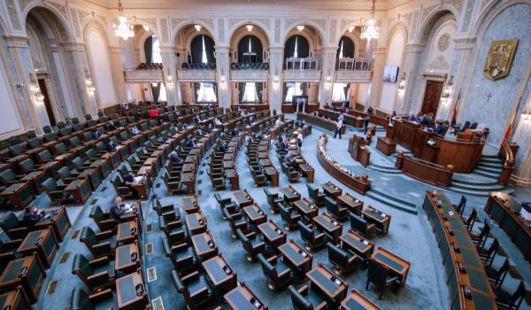 Senatul aprobă legea pensiilor private: 100% din Pilonul II pentru bolnavii de cancer