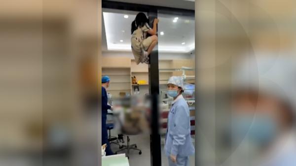 Spectacol acrobatic la dentist. O fetiță s-a cățărat pe tocul ușii până la tavan
