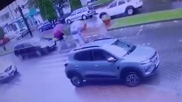 Două fete de 12 şi 13 ani, lovite în plin de o maşină pe o trecere de pietoni din municipiul Dorohoi