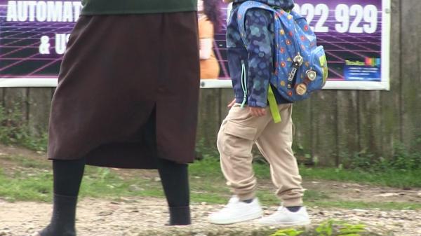 Elev de 7 ani din Vaslui, terorizat de femeia de serviciu a şcolii: "Te-am prins, iar ai dat drumul la apă"