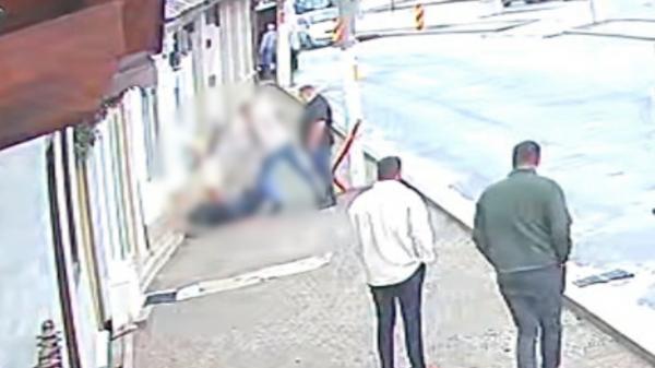 Tânăr bătut pe stradă din cauza unor comentarii pe reţelele de socializare. Nimeni nu a intervenit