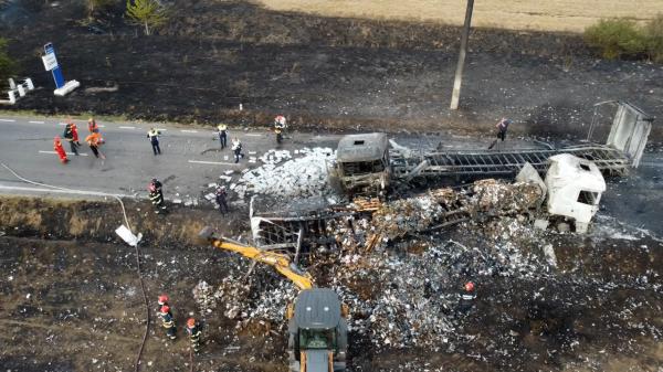 Accident grav cu două TIR-uri şi o maşină, urmat de un incendiu uriaș, în Mehedinți