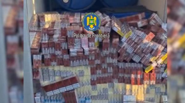 Peste 150.000 de țigarete ascunse într-o remorcă, în spatele unui perete dublu, descoperite de vameşii români