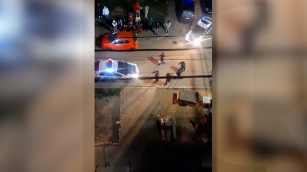 Poliţist lovit în cap cu o sticlă aruncată de la etaj. Fusese chemat să intervină la o petrecere