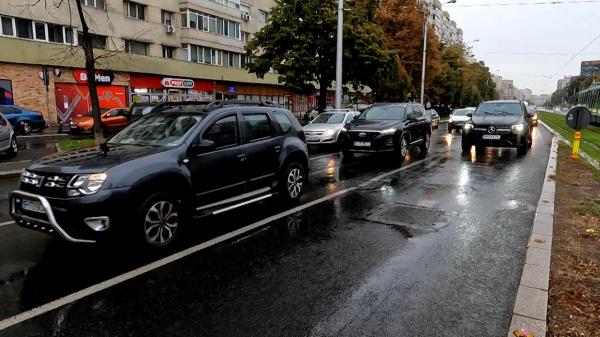 În București, traficul sufocant a transformat străduțele cartierelor în labirinturi pentru mașini