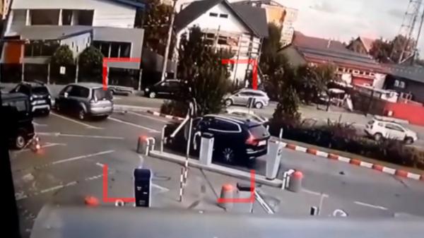 O şoferiţă a spulberat bariera unui mall din Târgu Jiu, în timp ce voia să ia tichetul de parcare