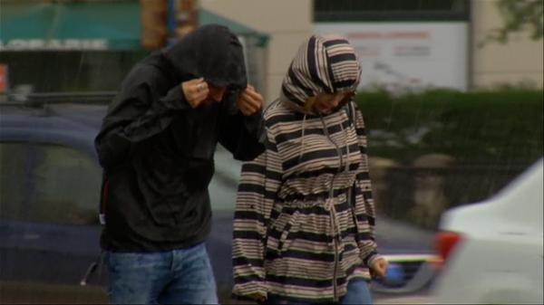 Zonele lovite de ploi torențiale și vânt puternic. Fenomene extreme pun autoritățile pe jar