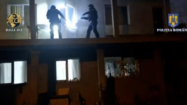 Zeci de percheziții la clanul "Butoane" într-un dosar de proxenetism. Gruparea, sprijintă de un poliţist