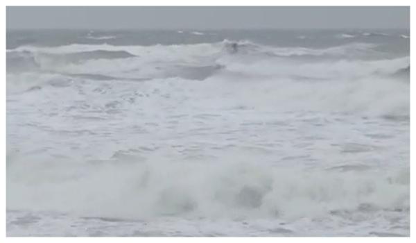 Cod portocaliu de vânt pe litoral. Valurile măsoară şi 6 metri înălţime în larg