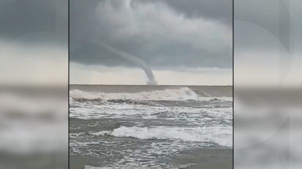 Fenomen spectaculos pe malul bulgăresc al Mării Negre. Trombe marine uriașe au inundat satele din apropiere