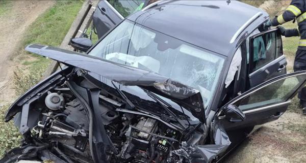 Botoşănean în stare gravă la spital, după ce a intrat cu maşina într-un cap de pod şi a ricoşat într-un stâlp