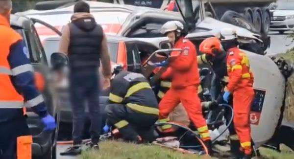 Accident cumplit în Vaslui. Trei victime, după ce un şofer de 23 de ani a intrat frontal într-o dubă