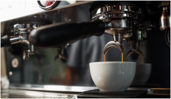 Cât costă să-ți faci cafeaua perfectă acasă. Românii investesc mii de euro în espressoare și boabe premium