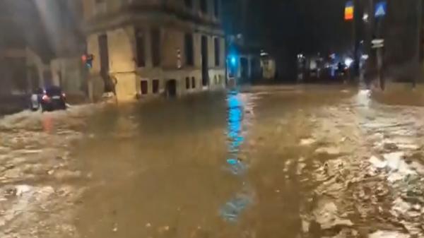 România, între ape și zăpadă: ploi torențiale în sud, iarnă în Carpați