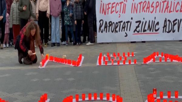 "Neam ucis de nosocomiale". Copiii ucişi în spitalul din Iaşi, comemoraţi în Piaţa Naţiunilor