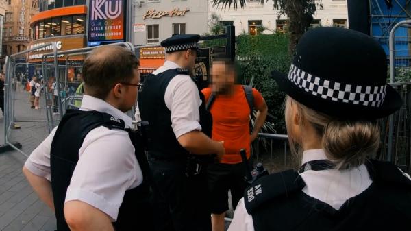 Vieţile infractorilor români în Marea Britanie. Fură, nu fac închisoare şi primesc bani ca să plece