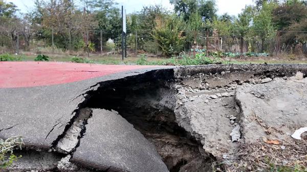 Străzi surpate în Galaţi. Trei mașini au fost afectate, iar localnicii acuză lucrări făcute "de mântuială"