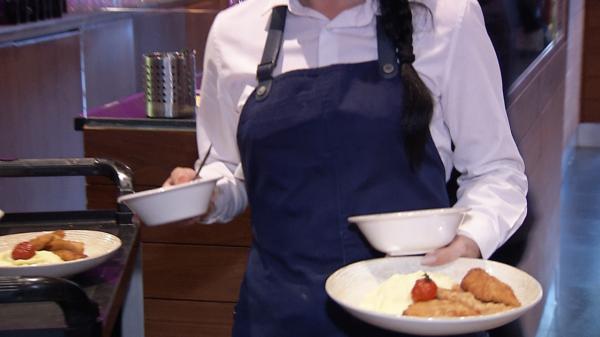 Hotelurile din România iau măsuri pentru a reduce risipa alimentară. Porţii calculate şi farfurii mai mici