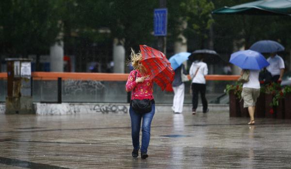 Codul roşu expiră astăzi, dar vremea continuă să fie rece. Când scăpăm de frig şi ploi