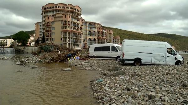 Imagini exclusive cu inundaţiile din Bulgaria. S-a creat un râu în zona hotelurilor ridicate ilegal în Elenite