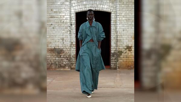 Culorile anului 2026: Transformative Teal, Wax Paper și Fresh Purple domină podiumurile internaționale