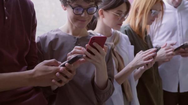 Senatul a votat legea majoratului digital. Conturi online pentru copii sub 16 ani doar cu acordul părinților