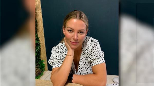 O femeie și-a păcălit iubitul că are cancer ca să-i dea bani să-și facă implant mamar