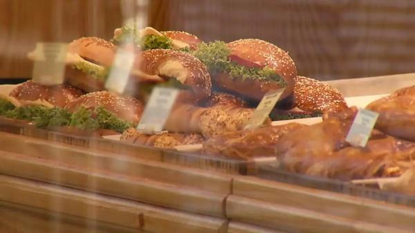 Mâncarea elevilor de la şcoală, dusă la laborator pentru analize. "Şniţelul nu e chiar şniţel"