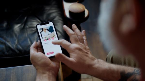 Un român a sedus o tânără din Austria cu deficienţe de auz şi i-a luat 42.000 de euro. Femeia a făcut credit