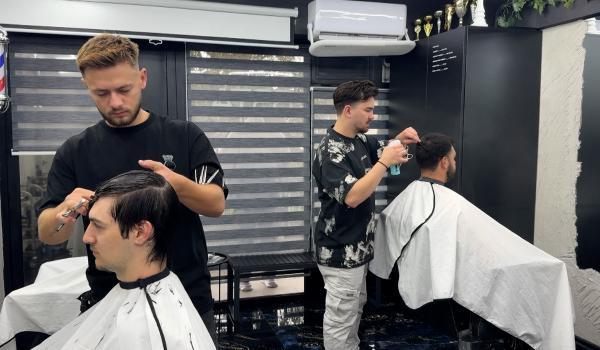 Tunsul, ridicat la rang de artă. Frizerii dau tonul celor mai noi tendinţe la competiţii internaţionale