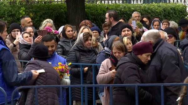 Peste 50.000 de oameni s-au închinat vineri la moaştele Sfintei Parascheva. Unii au rămas pentru turism