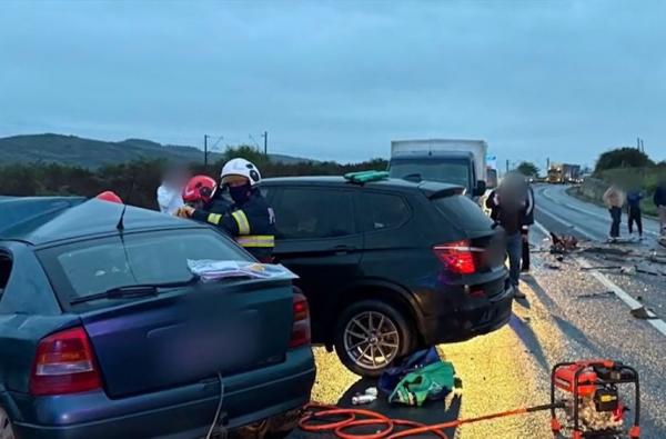 Un mort şi 6 răniţi, după un accident cu 3 maşini în Cluj. Un şofer de 45 de ani a intrat pe contrasens