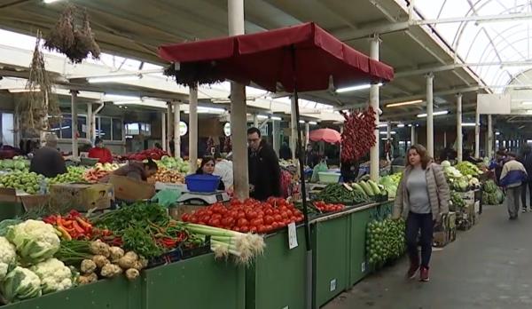 Toamna legumelor scumpe. Pieţele sunt pline ochi, dar cumpărătorii nu îşi mai permit aşa multe