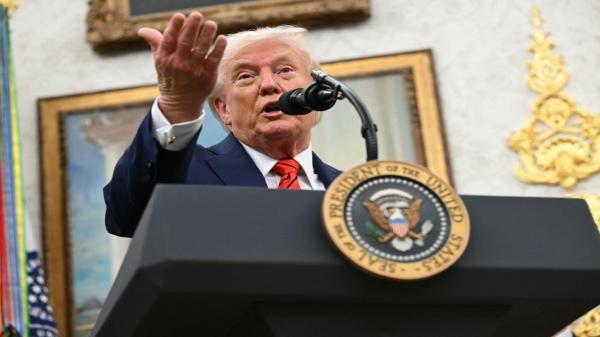 Trump anunţă că impune Chinei taxe vamale suplimentare de 100%