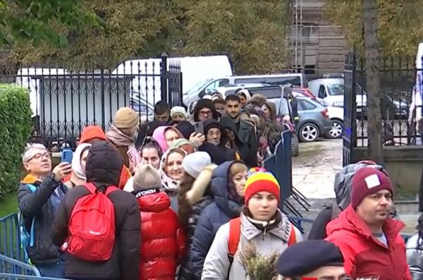 Rândul la moaştele Sfintei Parascheva se întinde pe 5 km. Timpul de aşteptare e de 8 ore