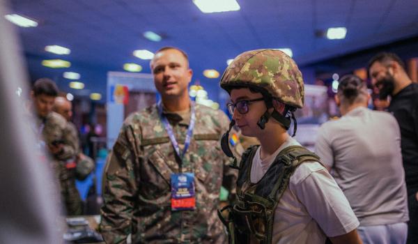 Soldaţi în realitatea virtuală. Armata a venit la Bucharest Gaming Week cu simulatoare de zbor şi roboţi