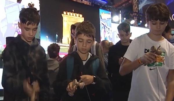 Jocul vechi de 300 de ani care creează isterie printre copiii din România. "Nu mai există copil pe telefon"