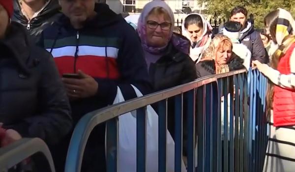 Cine sunt "îngerii" de la Sf. Parascheva care îi ajută pe pelerinii obosiţi, înfometaţi şi însetaţi