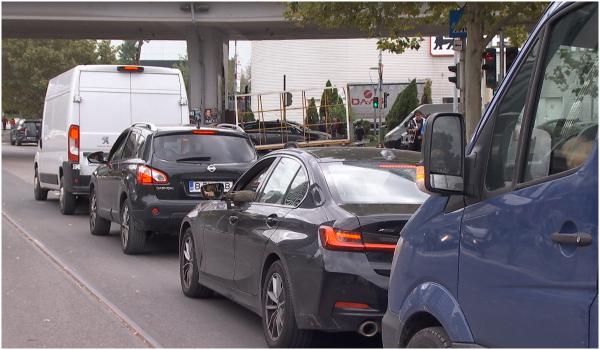 Maşinile cu cel puţin 4 persoane ar putea merge pe benzi speciale, în Bucureşti