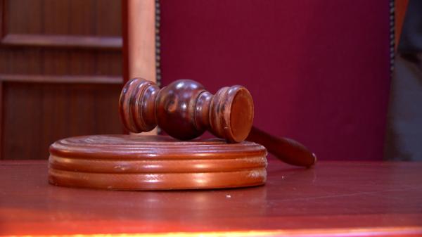 O judecătoare nu motivează hotărâri de 10 ani. N-a fost exclusă, deşi a ajutat un criminal să fie liber