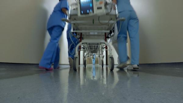 Glumă cu final tragic la un eveniment din Alba. Un bărbat a ajuns în comă după ce a fost lovit cu pumnul