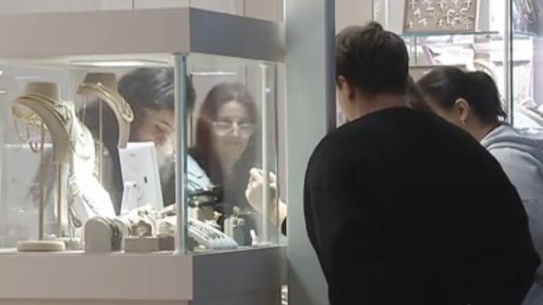 Cozi la amanet după ce un gram de aur a ajuns aproape 600 de lei. Avertismentul economiștilor