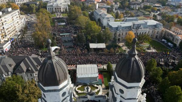 Record de credincioşi la Iaşi. Peste 30.000 de oameni au trecut marţi pe la racla Sfintei Parascheva