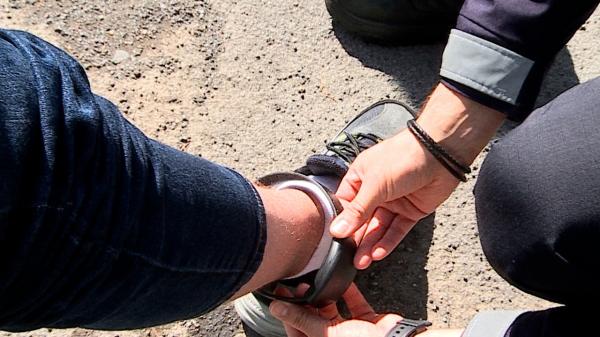 Poliţist monitorizat cu brăţară electronică după ce şi-a ameninţat soţia. Ţinea în mână pistolul din dotare